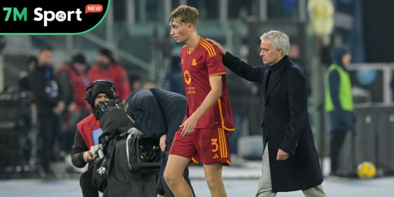 Dean Huijsen: Bản hợp đồng đáng chú ý nhất hè 2025 của Real 9 Dean Huijsen cùng với HLV Mourinho khi còn làm việc chung trên đất Ý